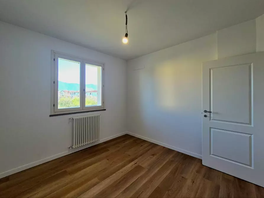 Immagine 16 di Appartamento in vendita  a Lucca