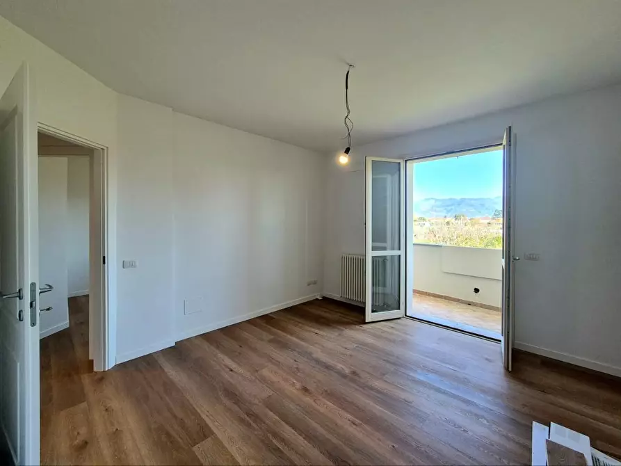 Immagine 13 di Appartamento in vendita  a Lucca