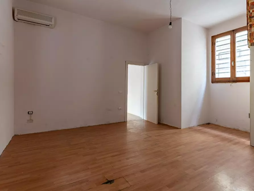 Immagine 13 di Laboratorio in vendita  a Empoli