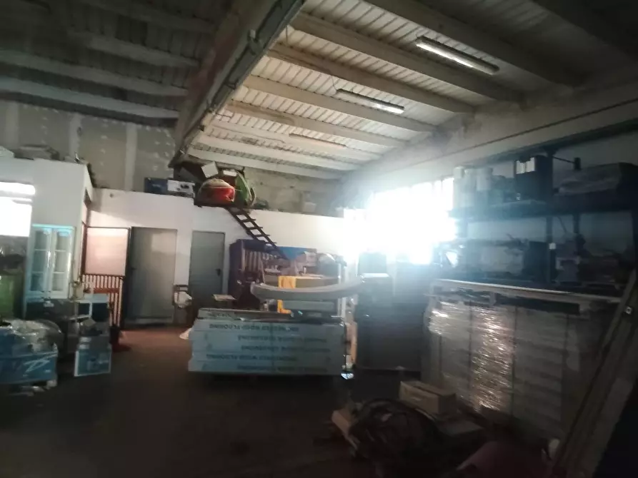 Immagine 5 di Attività artigianale in vendita  a Capannori