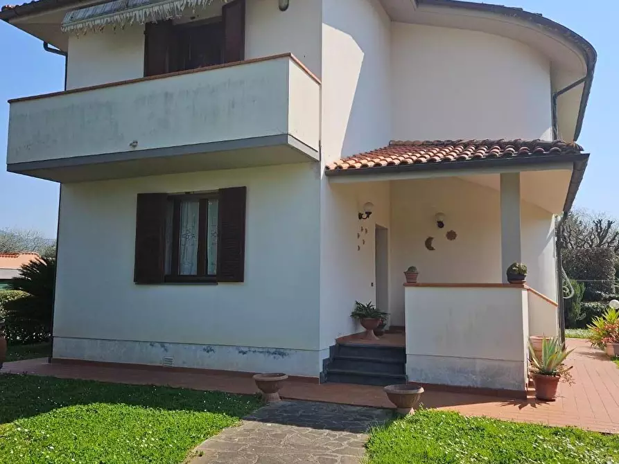 Immagine 1 di Villa in vendita  a Pisa