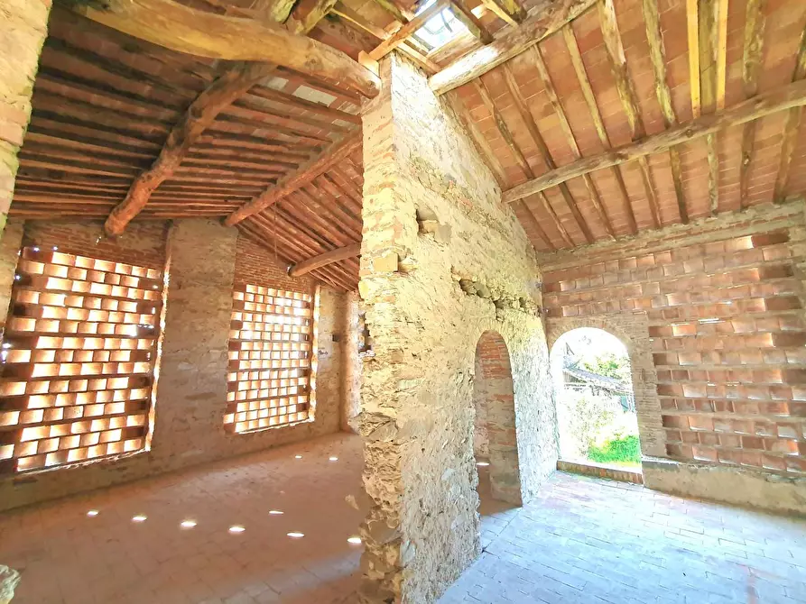 Immagine 16 di Deposito in vendita  a Capannori