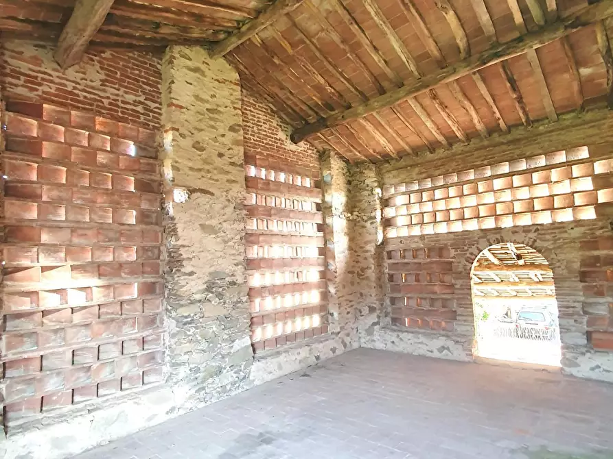 Immagine 10 di Deposito in vendita  a Capannori