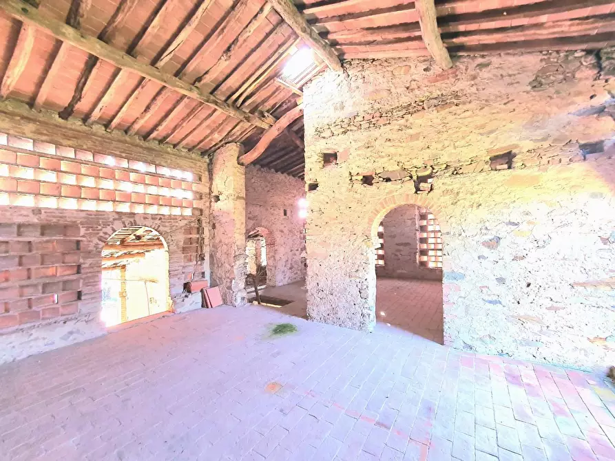 Immagine 12 di Deposito in vendita  a Capannori