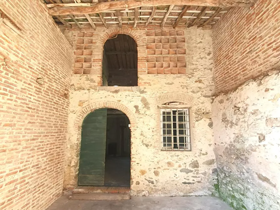 Immagine 33 di Deposito in vendita  a Capannori