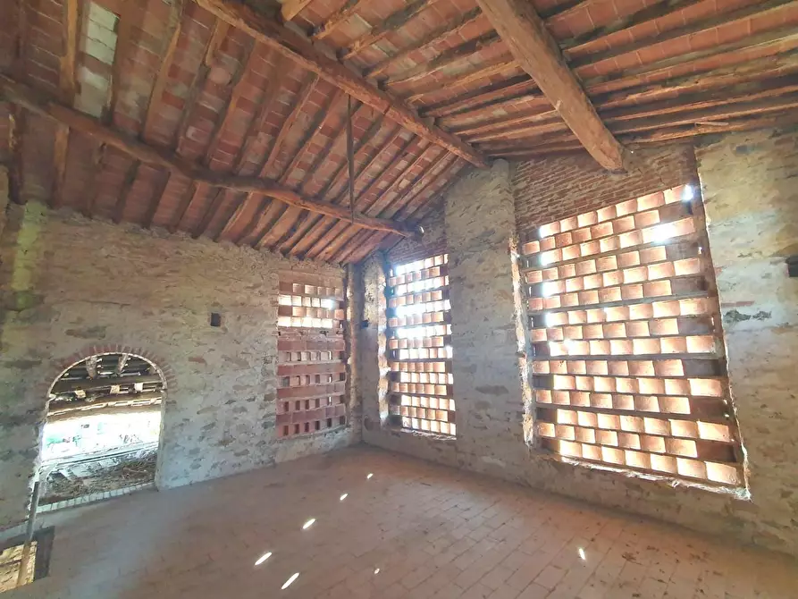 Immagine 8 di Deposito in vendita  a Capannori