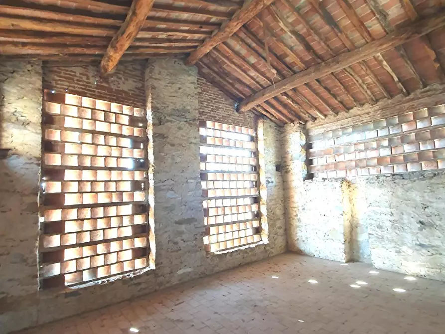 Immagine 4 di Deposito in vendita  a Capannori