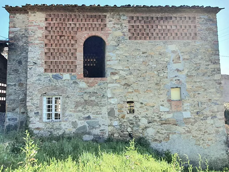 Immagine 36 di Deposito in vendita  a Capannori