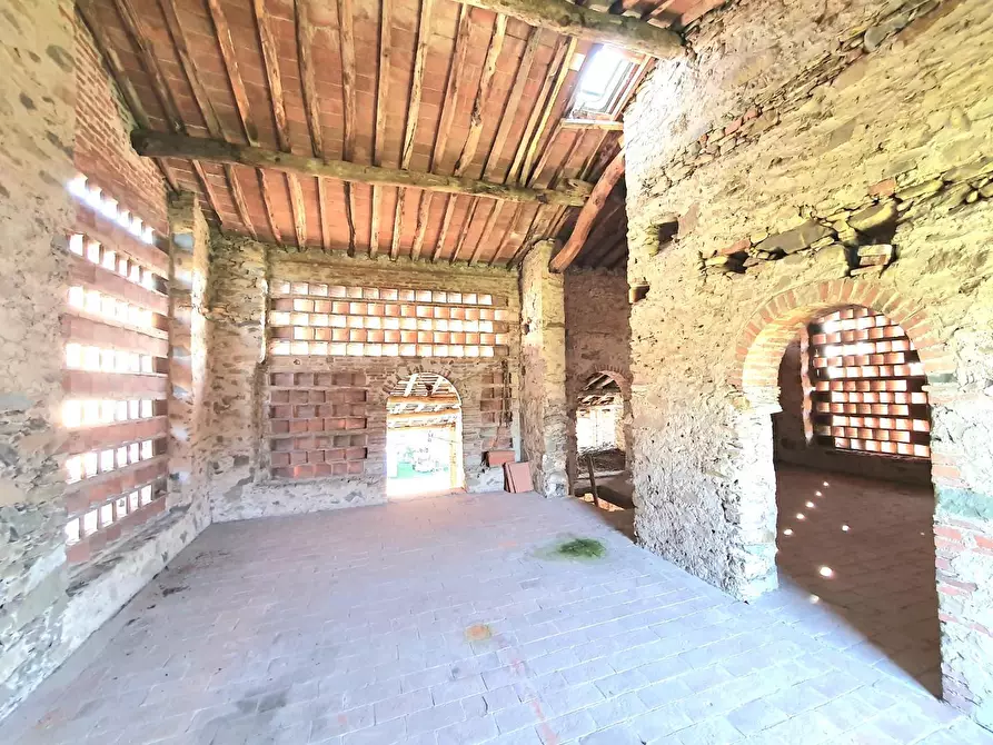 Immagine 11 di Deposito in vendita  a Capannori