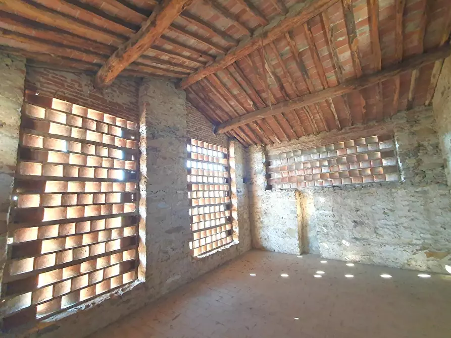 Immagine 6 di Deposito in vendita  a Capannori