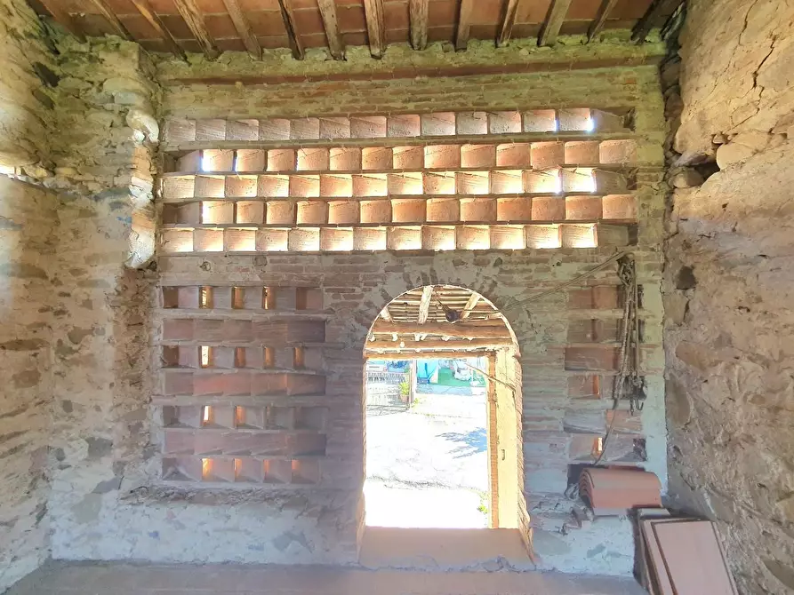 Immagine 17 di Deposito in vendita  a Capannori