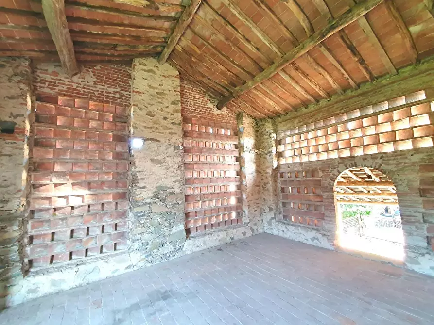 Immagine 9 di Deposito in vendita  a Capannori