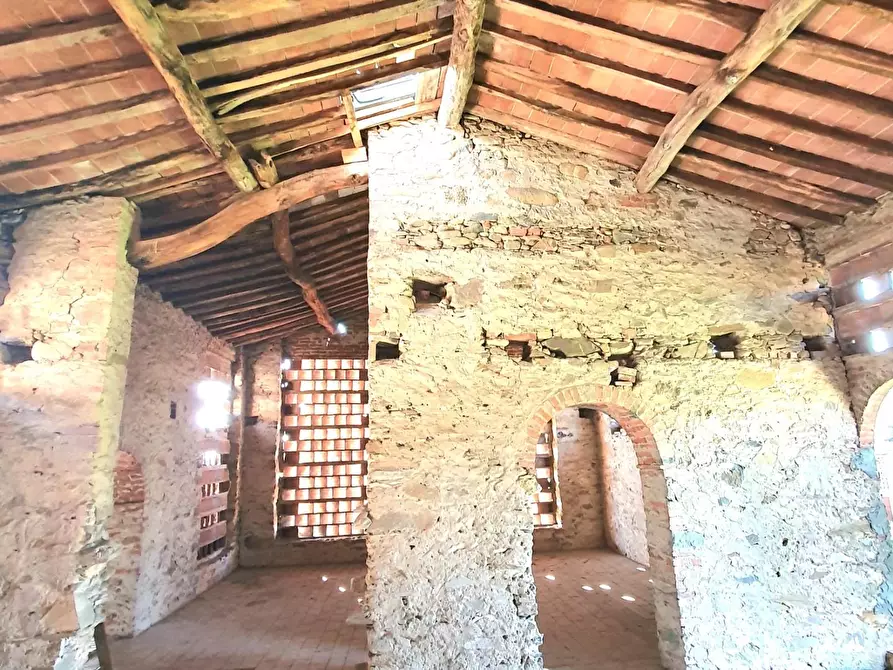 Immagine 13 di Deposito in vendita  a Capannori