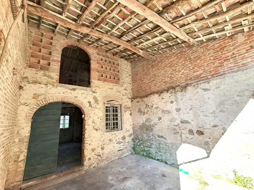 Immagine 34 di Deposito in vendita  a Capannori