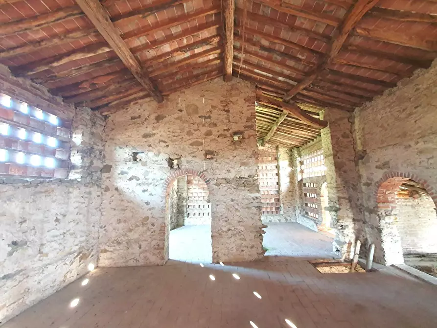 Immagine 5 di Deposito in vendita  a Capannori