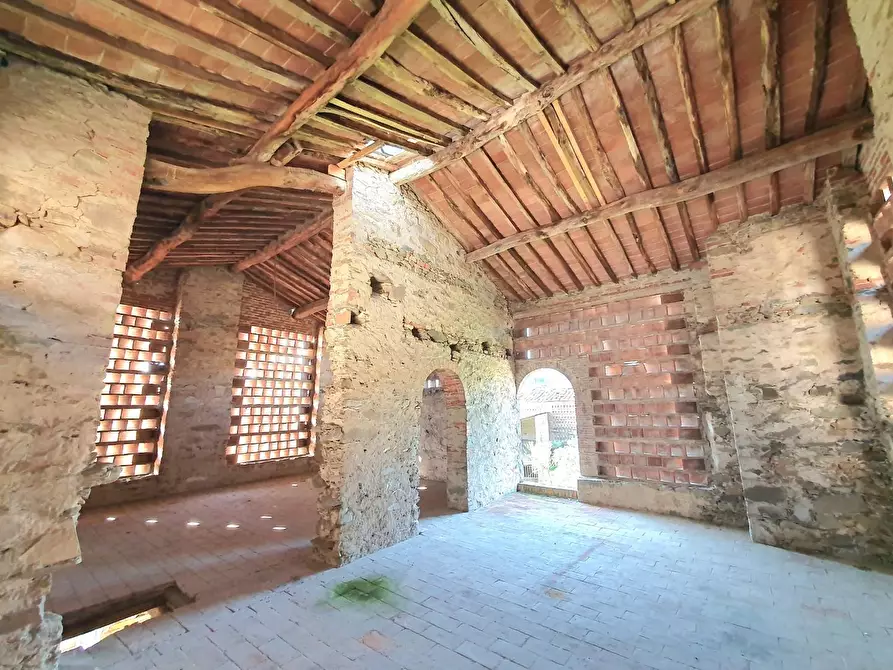 Immagine 14 di Deposito in vendita  a Capannori