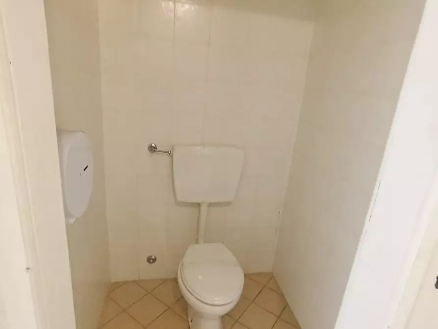 Immagine 7 di Magazzino in affitto  a Carrara