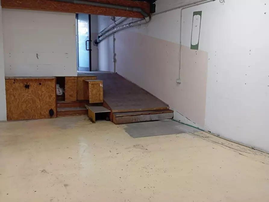 Immagine 11 di Magazzino in affitto  a Carrara
