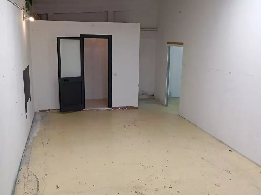 Immagine 12 di Magazzino in affitto  a Carrara