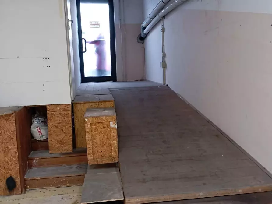 Immagine 4 di Magazzino in affitto  a Carrara