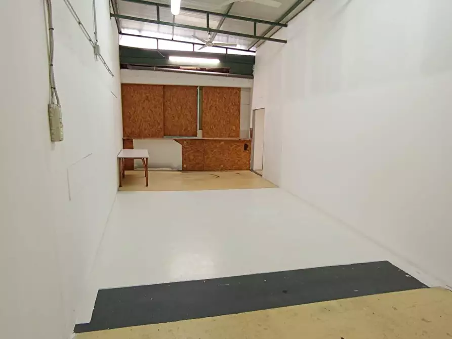 Immagine 8 di Magazzino in affitto  a Carrara