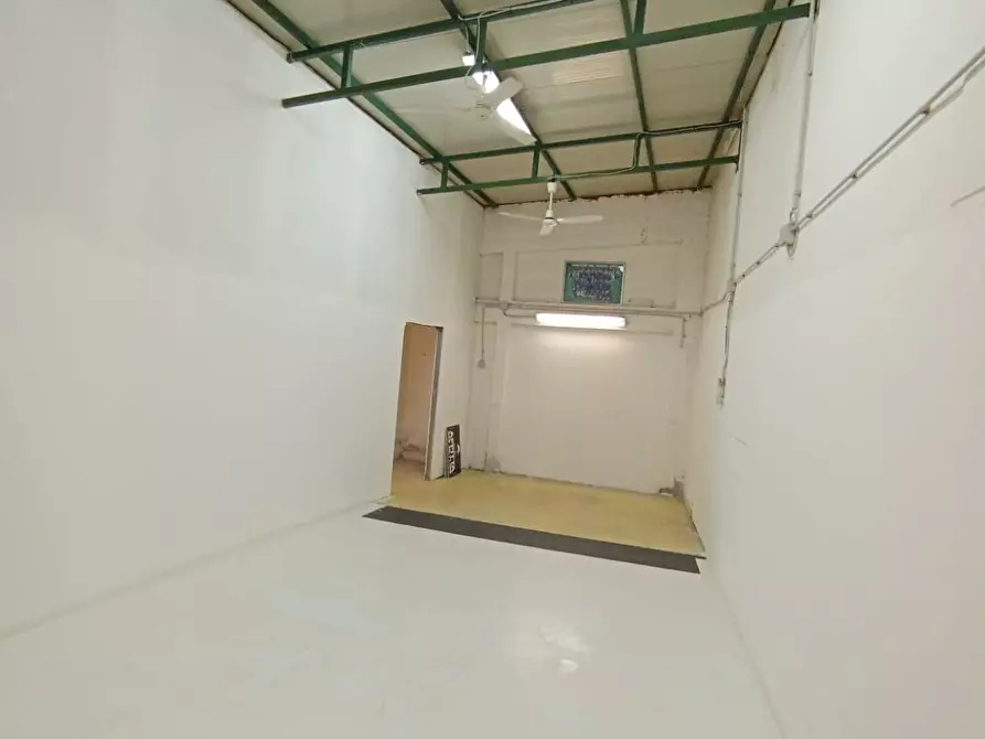 Immagine 10 di Magazzino in affitto  a Carrara