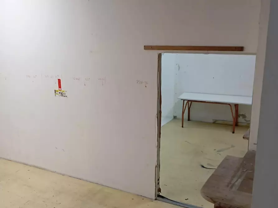 Immagine 3 di Magazzino in affitto  a Carrara