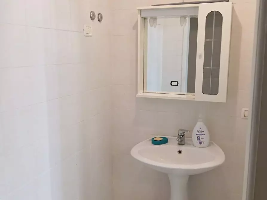 Immagine 14 di Magazzino in affitto  a Carrara