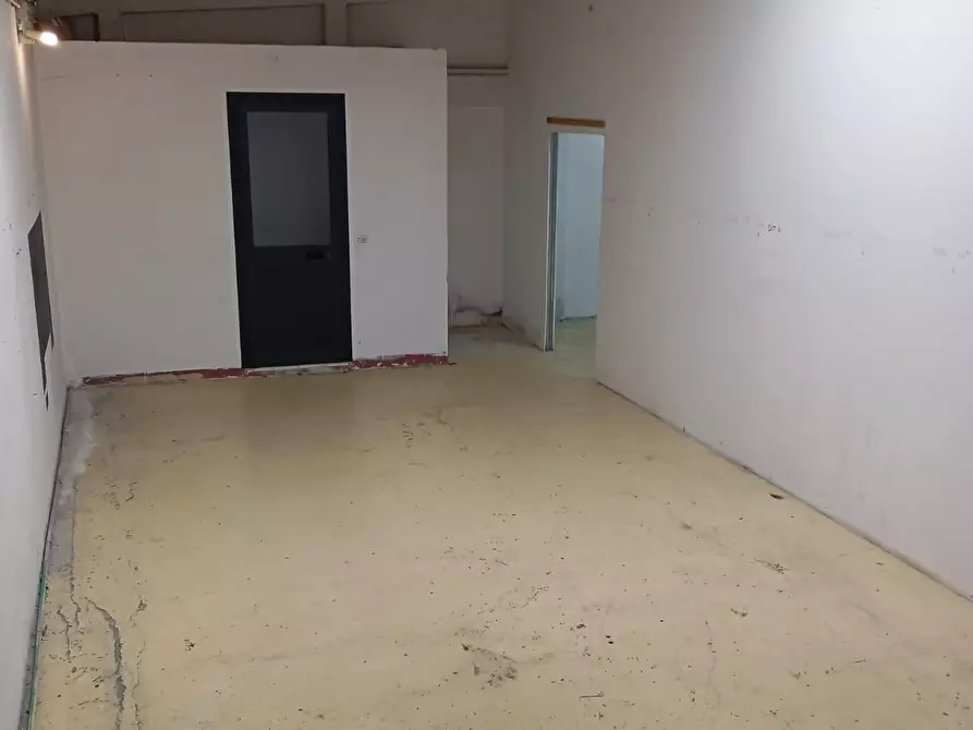 Immagine 6 di Magazzino in affitto  a Carrara