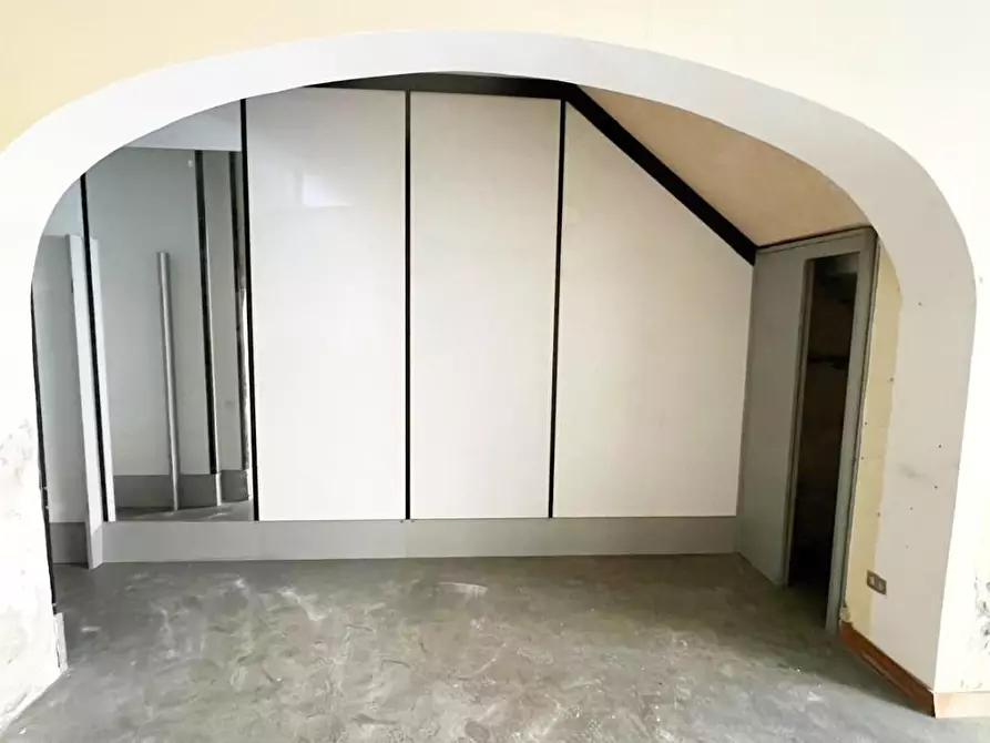 Immagine 2 di Locale commerciale in vendita  a Pisa