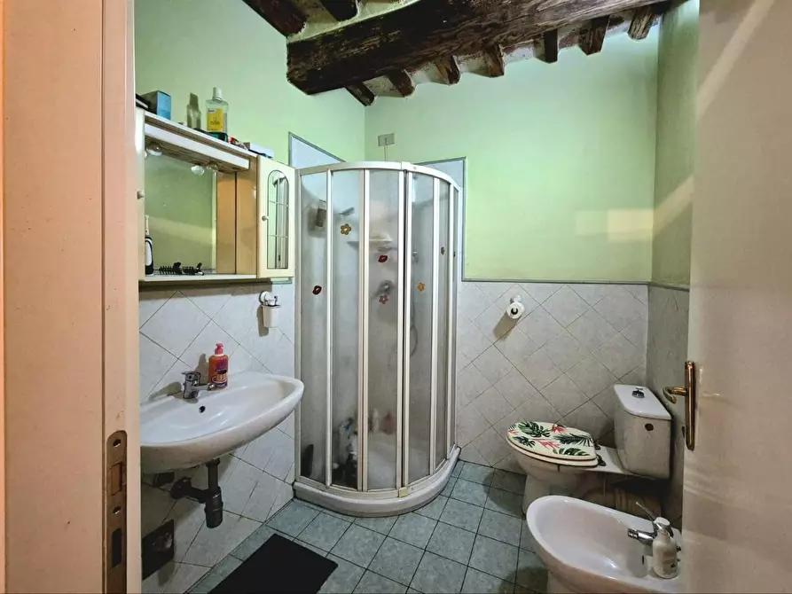 Immagine 13 di Appartamento in vendita  a Lucca