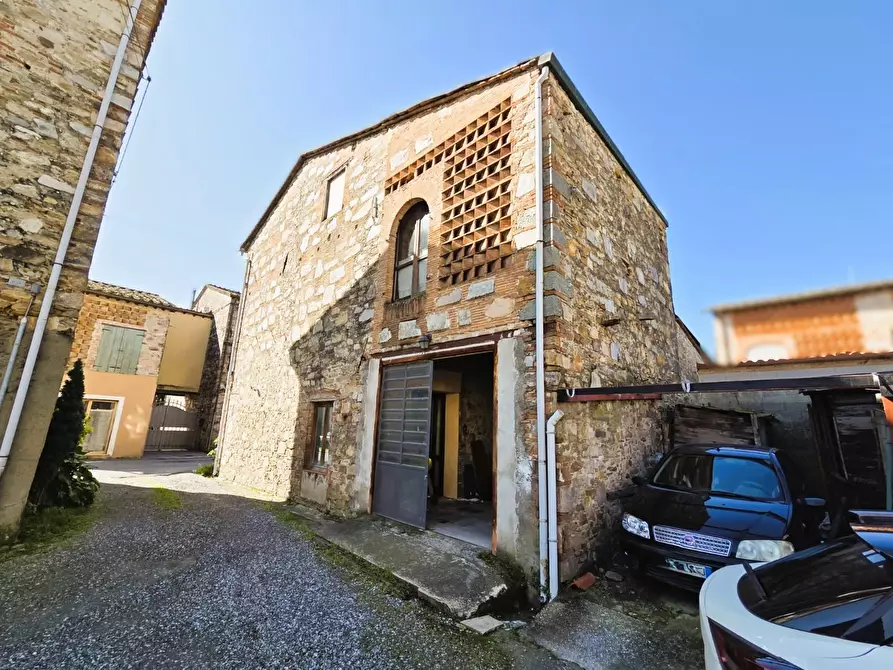 Immagine 2 di Deposito in vendita  a Capannori