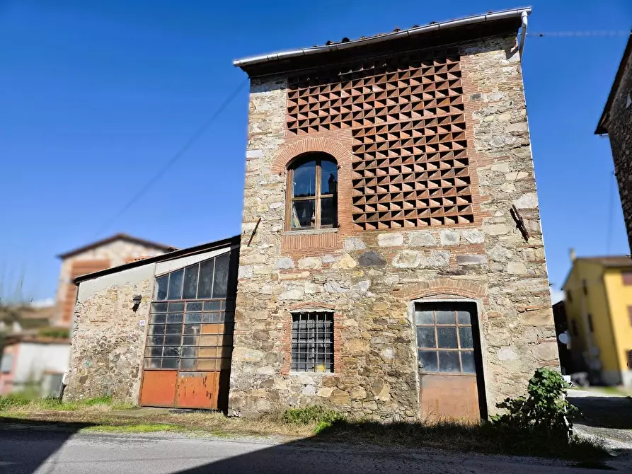 Immagine 3 di Deposito in vendita  a Capannori