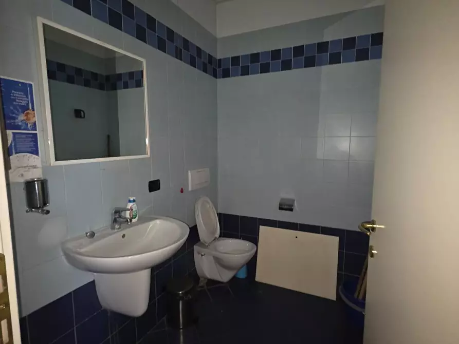 Immagine 11 di Locale commerciale in affitto  a Porcari