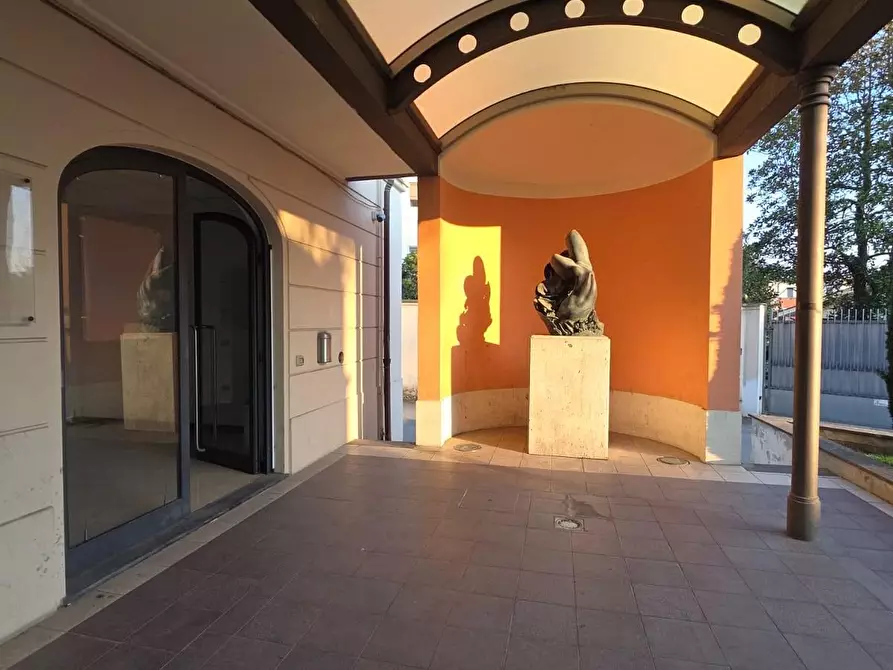 Immagine 13 di Locale commerciale in affitto  a Porcari