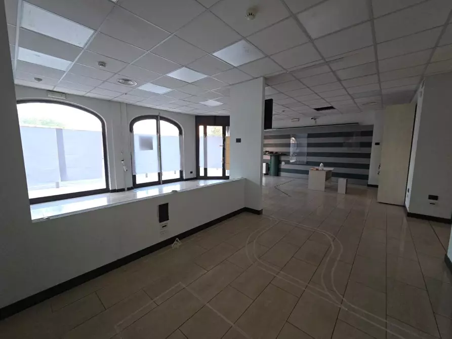 Immagine 5 di Locale commerciale in affitto  a Porcari