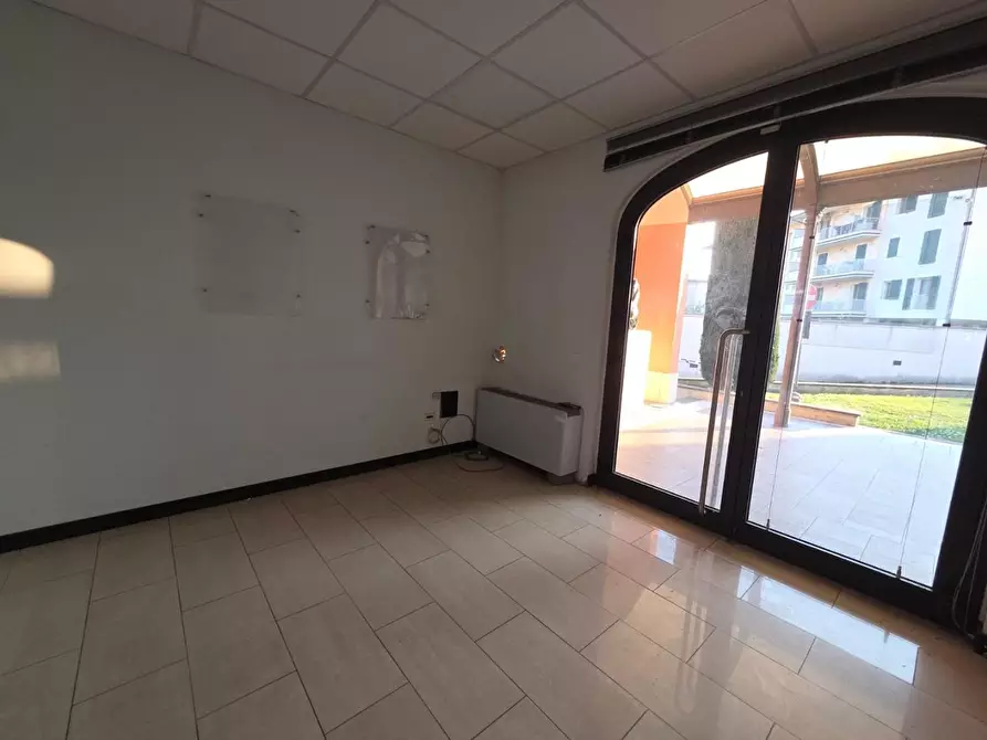 Immagine 9 di Locale commerciale in affitto  a Porcari