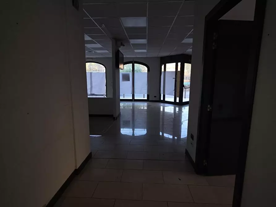 Immagine 4 di Locale commerciale in affitto  a Porcari