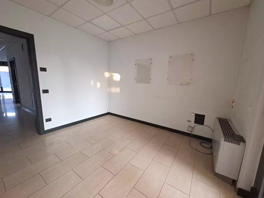 Immagine 3 di Locale commerciale in affitto  a Porcari