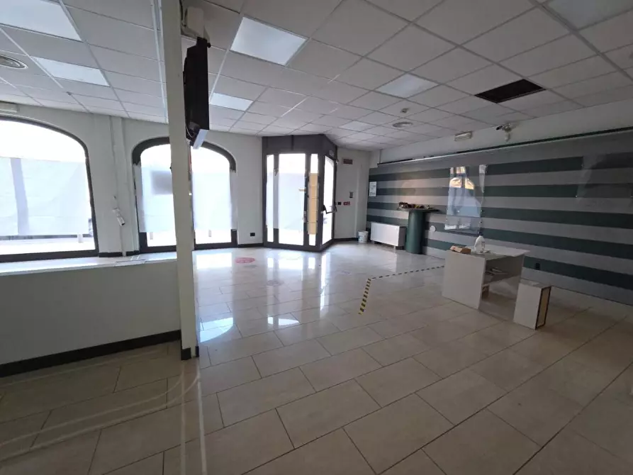 Immagine 7 di Locale commerciale in affitto  a Porcari