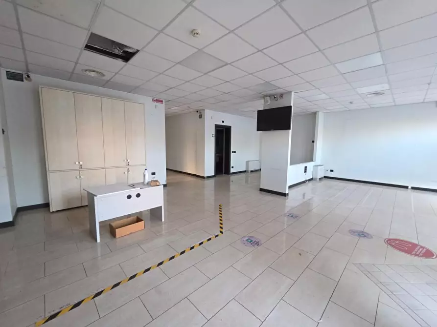 Immagine 12 di Locale commerciale in affitto  a Porcari