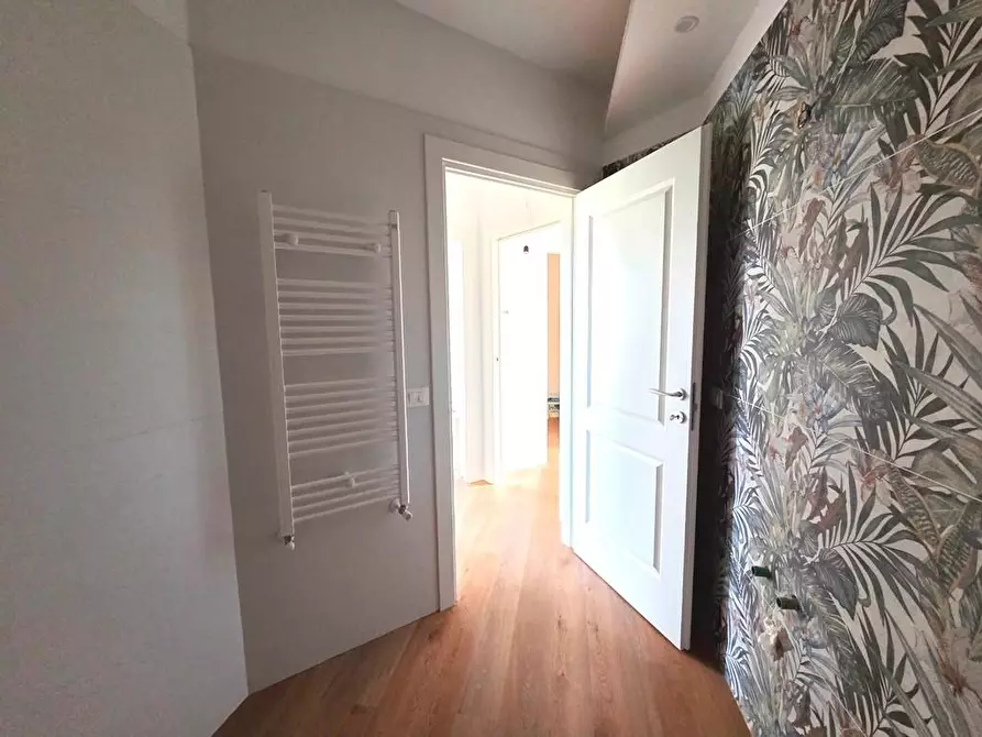 Immagine 14 di Appartamento in vendita  a Lucca