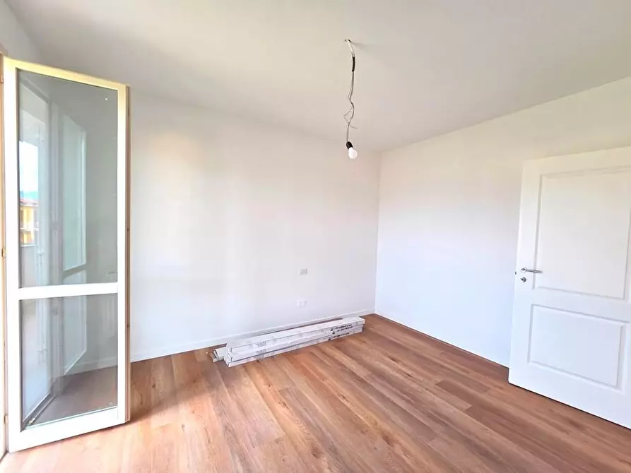 Immagine 9 di Appartamento in vendita  a Lucca