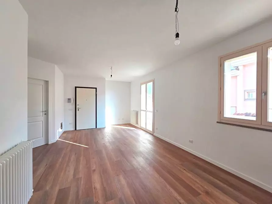 Immagine 2 di Appartamento in vendita  a Lucca