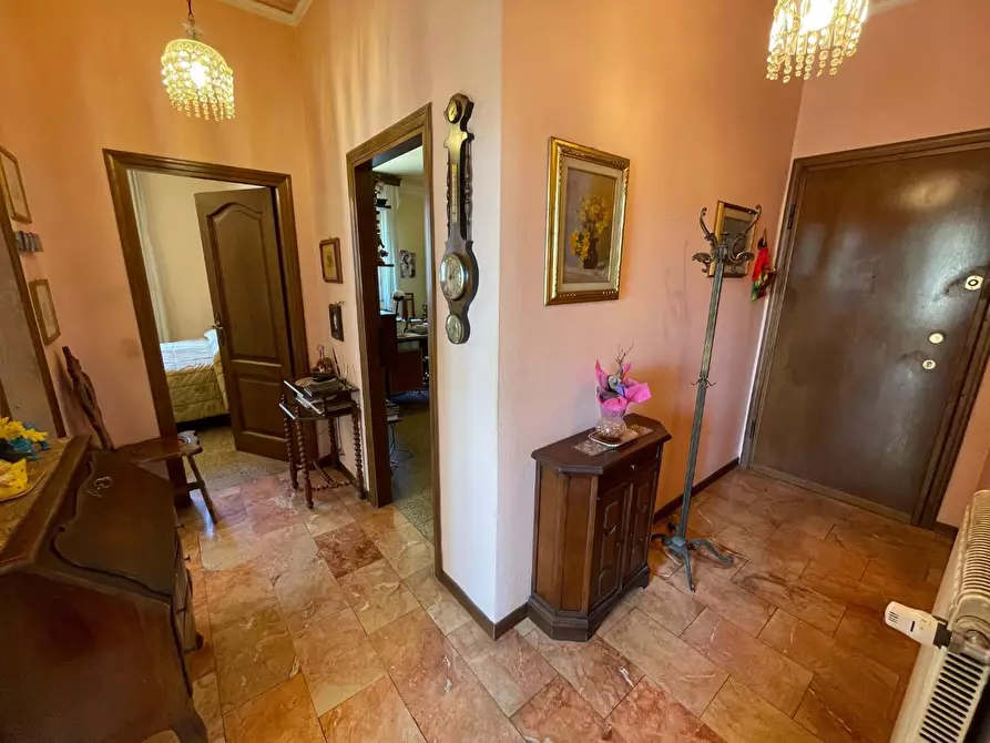 Immagine 9 di Appartamento in vendita  a Lucca