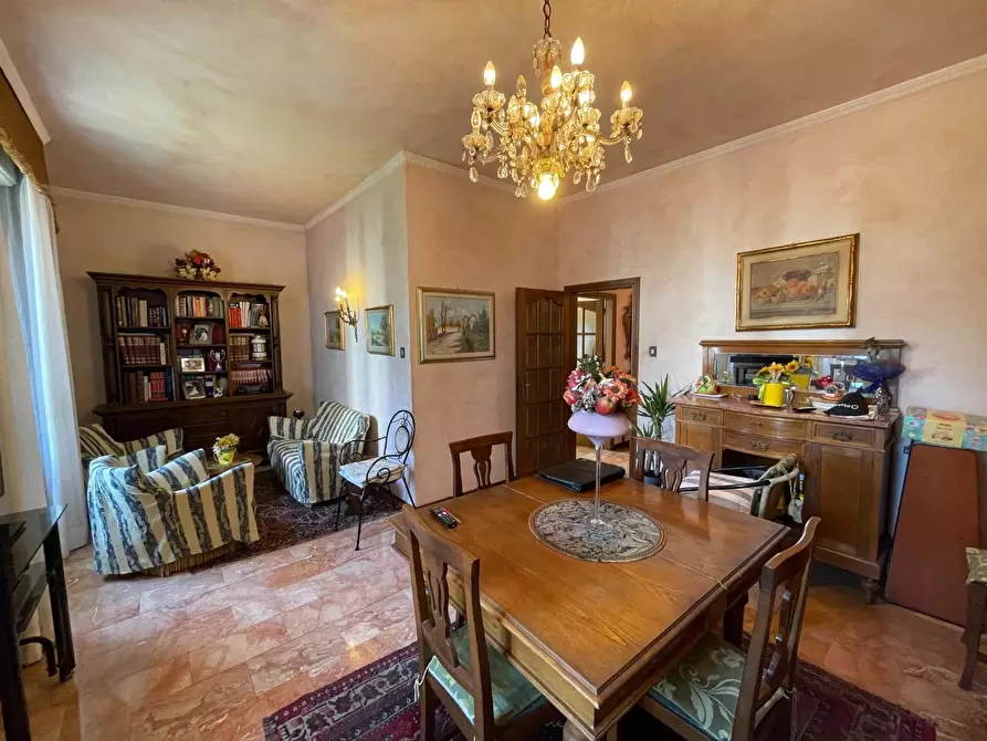 Immagine 2 di Appartamento in vendita  a Lucca