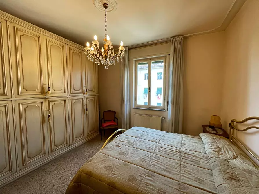 Immagine 13 di Appartamento in vendita  a Lucca