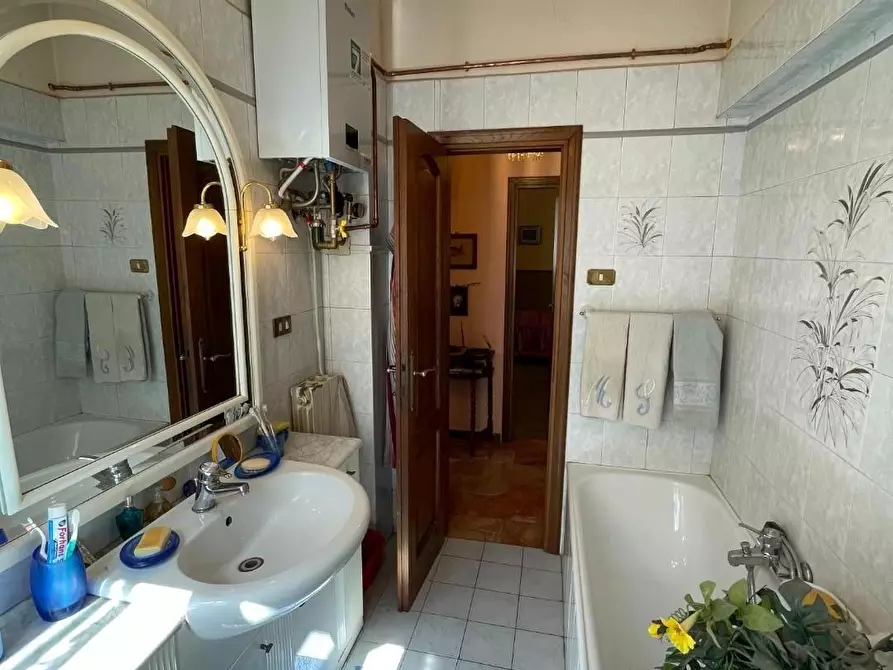 Immagine 18 di Appartamento in vendita  a Lucca