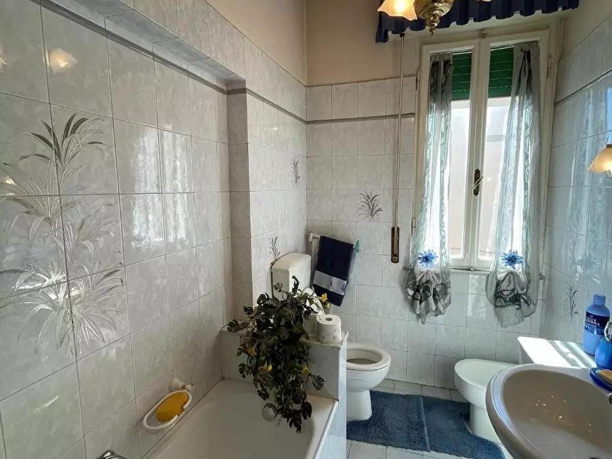 Immagine 17 di Appartamento in vendita  a Lucca