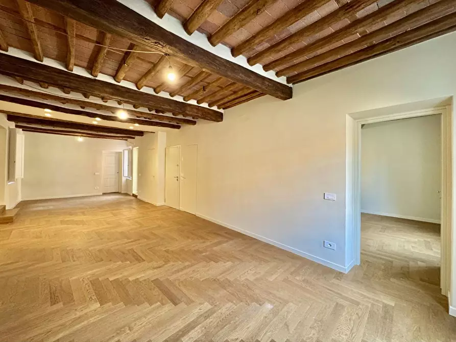 Immagine 13 di Appartamento in vendita  a Lucca